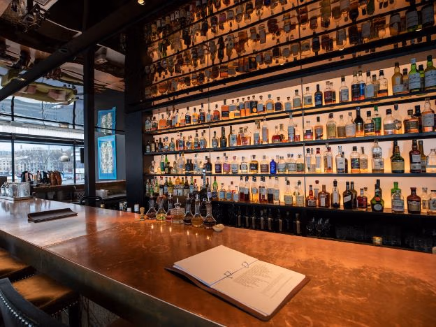 Bar Tasmania credit Tourism Australia