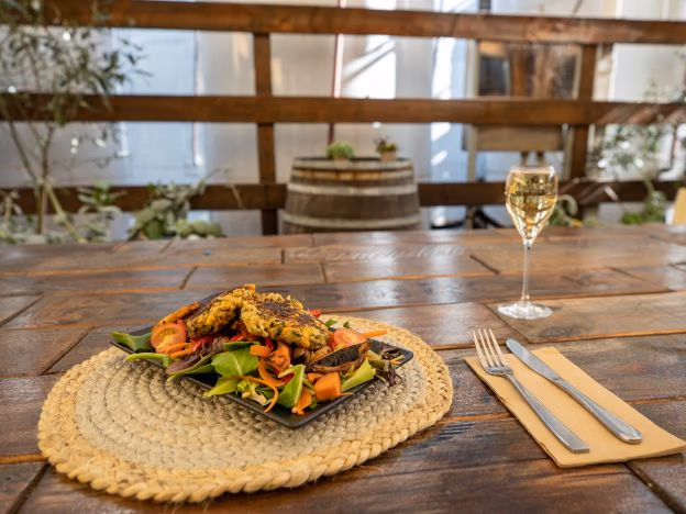 Wine platter Tasmania credit tourism Australia