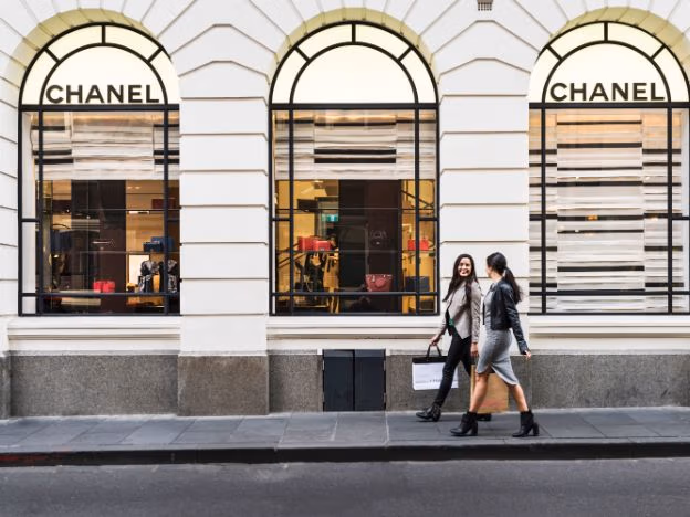Women shopping Flinders Lane Melbourne credit Visit Victoria